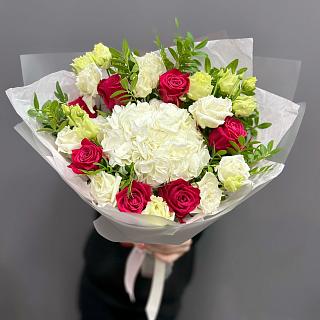 Микс с белой гортензией, розами Шангрила и белой эустомой