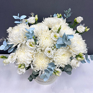 КОМПОЗИЦИЯ В БЕЛОЙ ШЛЯПНОЙ КОРОБКЕ С ХРИЗАНТЕМАМИ И эустомой, УКРАШЕННОЙ ЖЕМЧУГОМ