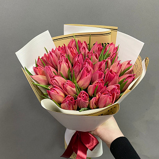 Букет из 35 розово-красных пионовидных тюльпанов