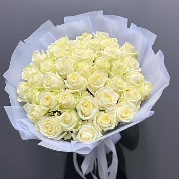 Монобукет из 39 белых роз в голубой упаковке