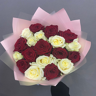 Букет из 19 бело-красных роз ( 50 см)