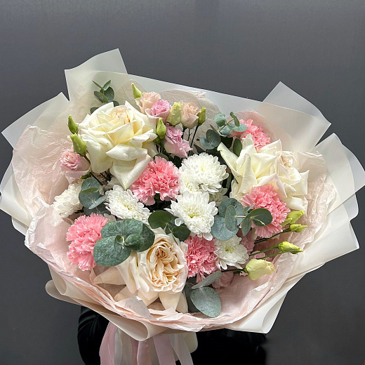 Букет с вывернутой розой Охара, кустовой хризантемой и гвоздиками с доставкой в Москве