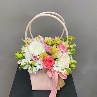 Персиковая мини-сумочка с розами Джумилия и хризантемой