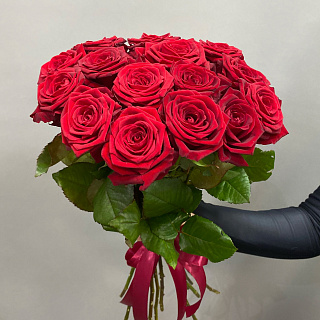 Букет из 15 красных роз под ленту (50 см)
