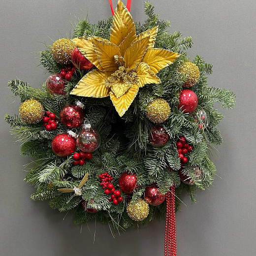 Венок из микса хвои с декором и красными бусами по лучшей цене в Москве Венок из микса хвои с декором и красными бусами с доставкой в Москве