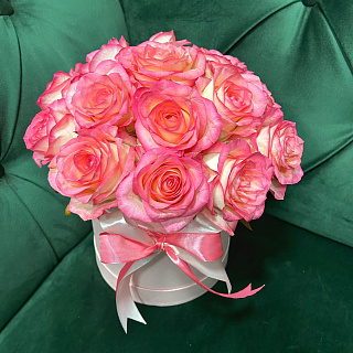 Букет из 19 роз Джумилия в шляпной коробке