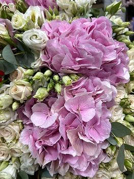 Микс из кустовых роз, эустом и розовых гортензий