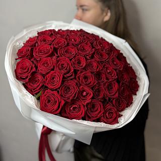 Букет из 51 красной розы в белой матовой пленке с тишью