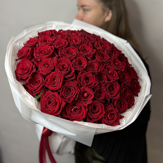 Букет из 51 красной розы в белой матовой пленке с тишью с доставкой в Москве