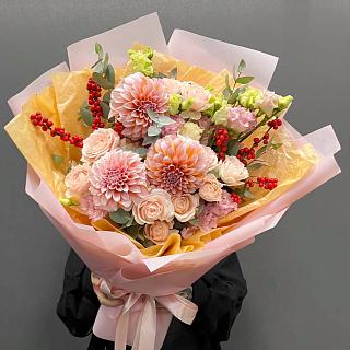 Осенний букет с георгинами, илексом и кустовой пионовидной розой 