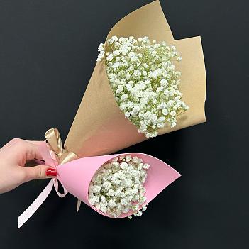 Букет из белой гипсофиоы в крафте