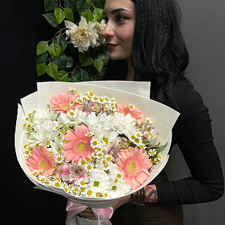 Микс из кустовых хризантем, гермини и ромашек в фоамиране 