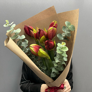 Букет из 5 красных амариллисв с эвкалиптом в крафте  Букет из 5 красных амариллисв с эвкалиптом в крафте