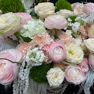 Композиция в плетеном кашпо с ранункулусами, белыми гладиолусами, гортензиями и пионовидными розами