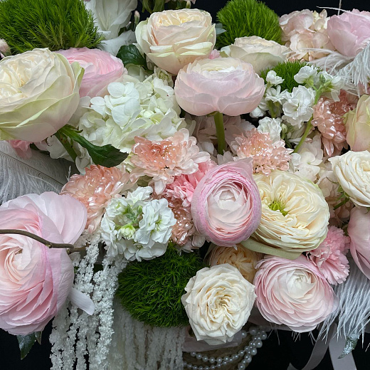 Композиция в плетеном кашпо с ранункулусами, белыми гладиолусами, гортензиями и пионовидными розами с доставкой в Москве