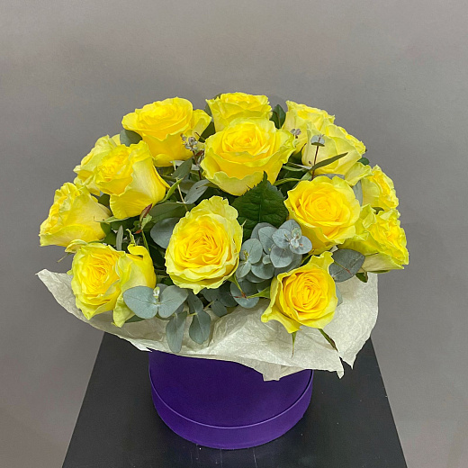 Букет из 19 желтых роз с эвкалиптом в фиолетовой коробке