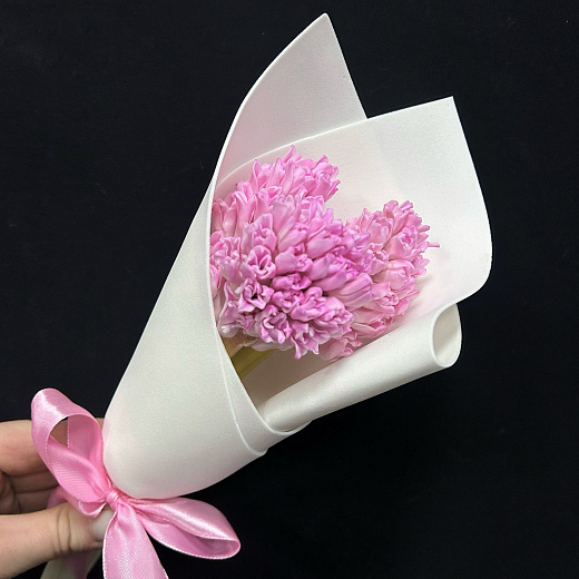 Букет из 3 розовых гиаицинтов в белом фоамиране с доставкой в Москве