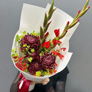 Сезонный букет с хризантемами Бигуди и гладиолусами