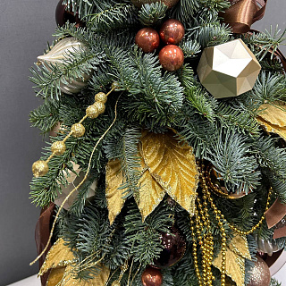 Елка из нобилиса с декором и золотыми листьями