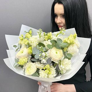 Букет из ранункулюсов, маттиолы и махровой эустомы