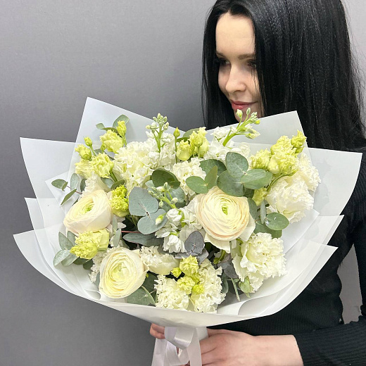 Букет из ранункулюсов, маттиолы и махровой эустомы с доставкой в Москве