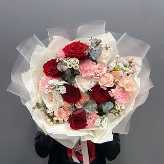 Микс-букет с розами, гвоздикой и аллиумом