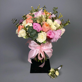 букет из розовых пионов, персиковых пионовидных роз, кустовых роз, капса и эвкалипта