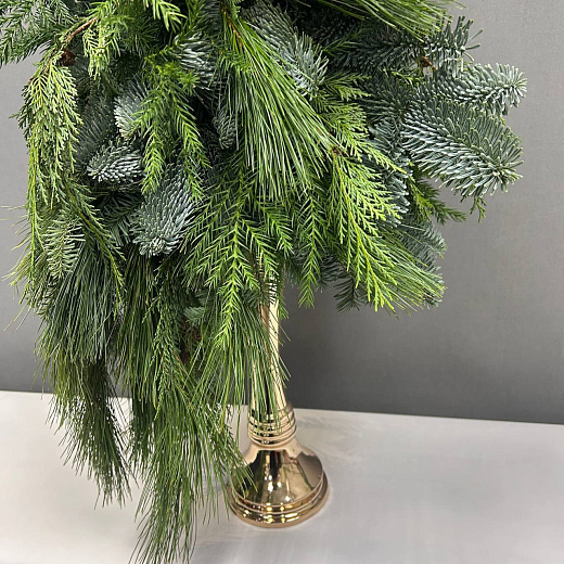 Авторская елка на золотом подсвечнике без декора по лучшей цене в Москве Авторская елка на золотом подсвечнике без декора с доставкой в Москве