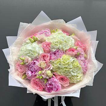 Букет с пионами Сара Бернар, эквадорскими розами  и гортензиями