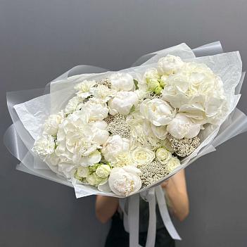 Белый букет с пионами и озотамнусом Белый букет с пионами и озотамнусом