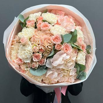 Нежный букет из гортензий, диантусов и кустовой розы