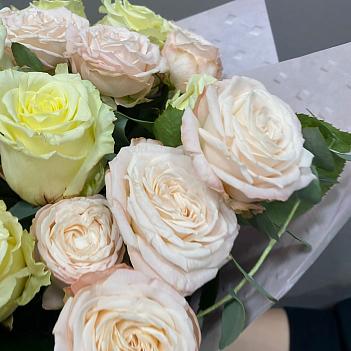 Букет из белых и пионовидных роз