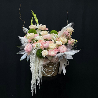 Композиция в плетеном кашпо с ранункулусами, белыми гладиолусами, гортензиями и пионовидными розами
