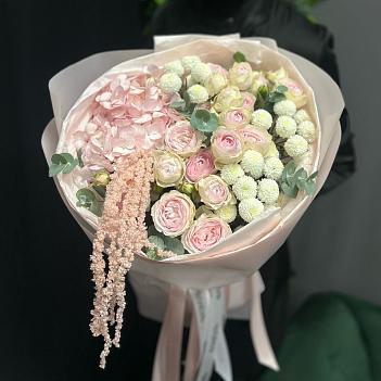 Букет с розовыми гортензиями, кустовыми розами и амарантом 