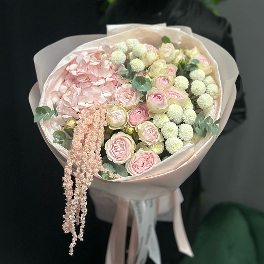 Букет с розовыми гортензиями, кустовыми розами и амарантом  с доставкой в Москве