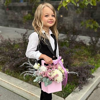 Композиция с хризантемой и орхидеей в розовом ящике Композиция с хризантемой и орхидеей в розовом ящике