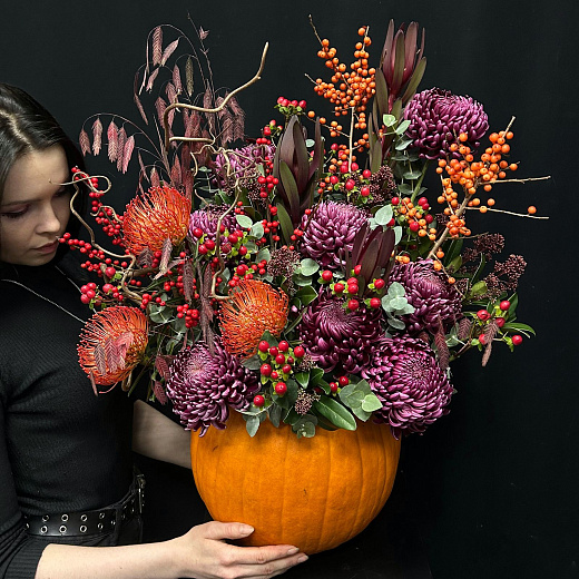 Сезонная композиция в тыкве с хризантемами Бигуди, илексом и экзотикой  по лучшей цене в Москве Сезонная композиция в тыкве с хризантемами Бигуди, илексом и экзотикой  с доставкой в Москве