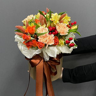 Букет в коробке с кустовой розой, гвоздикой, альстромерией и гиперикумом