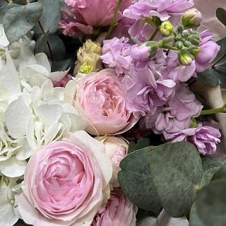 Букет из гортензии, пионовидных роз, маттиолы и эустомы.
