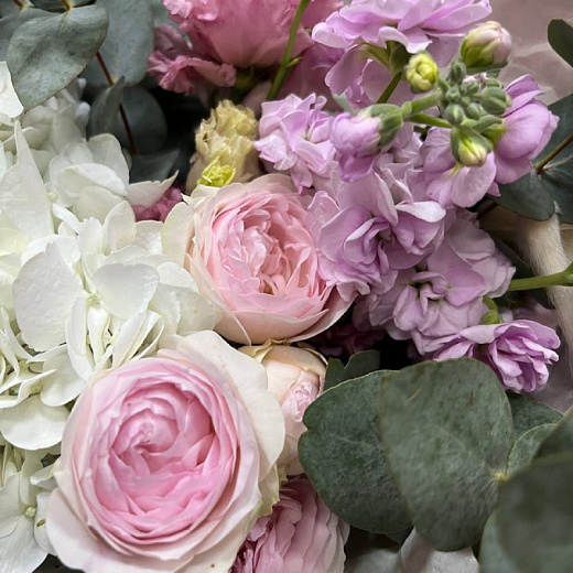 Букет из гортензии, пионовидных роз, маттиолы и эустомы. с доставкой в Москве
