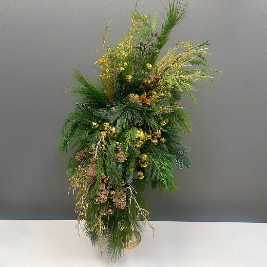 Авторская елка на золотом подсвечнике с декором по лучшей цене в Москве Авторская елка на золотом подсвечнике с декором с доставкой в Москве