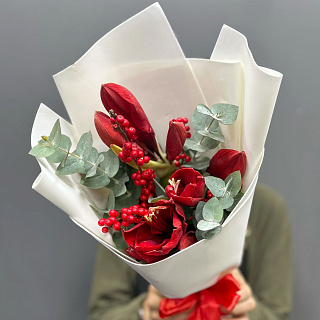 Букет из красных амариллисов с илекосм