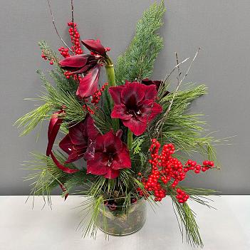 Интерьерная композиция с амариллисами в стеклянной вазе