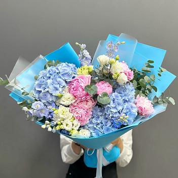 Авторский микс с пионами Сара Бернар, дельфиниумом и сезонными синими гортензиями 