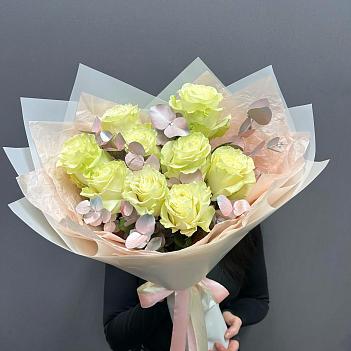 Монобукет из 9 белых эквадоских роз с разноцветным эвкалиптом 