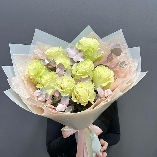 Монобукет из 7 белых эквадоских роз с разноцветным эвкалиптом  с доставкой в Москве