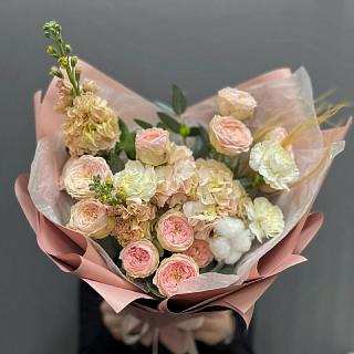 Микс из пионвидных роз, маттиолы, гвоздик с хлопком