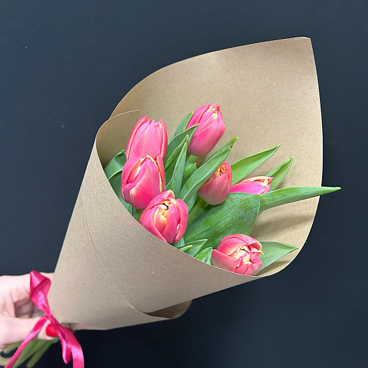 Букет из 7 пионовидных тюльпанов Колумбус в крафте с доставкой в Москве