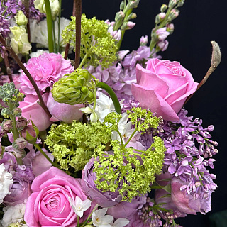 Весенний букет с сиренью, магнолией, нарциссами и кустовой пионовидной розой под ленту