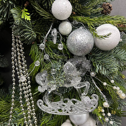 Венок новогодний с белым декором по лучшей цене в Москве Венок новогодний с белым декором с доставкой в Москве